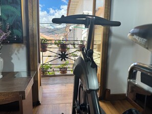 Quarto design, várias camas, cozinha americana, vista para a montanha | Sacada