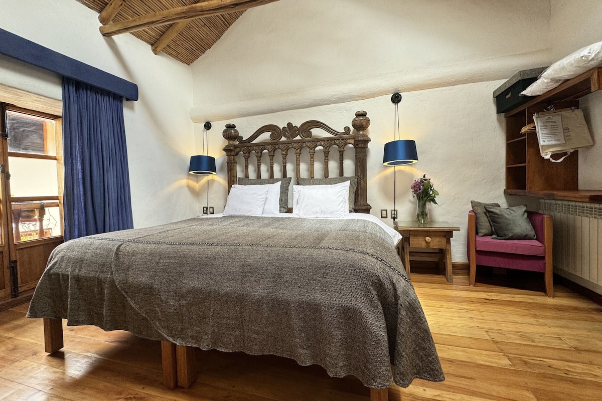 Habitación de diseño, 1 cama de matrimonio grande, vistas a la ciudad | 1 dormitorio, ropa de cama de alta calidad, edredones de plumas