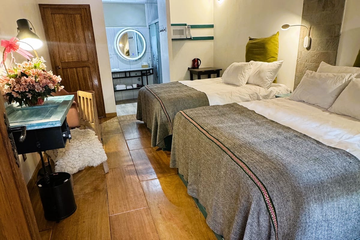 Habitación familiar, varias camas, cocina básica, vistas al patio | 1 dormitorio, ropa de cama de alta calidad, edredones de plumas