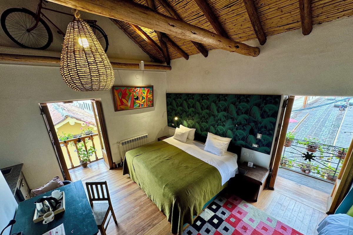 Habitación de diseño, varias camas, cocina básica, vistas a la montaña | 1 dormitorio, ropa de cama de alta calidad, edredones de plumas