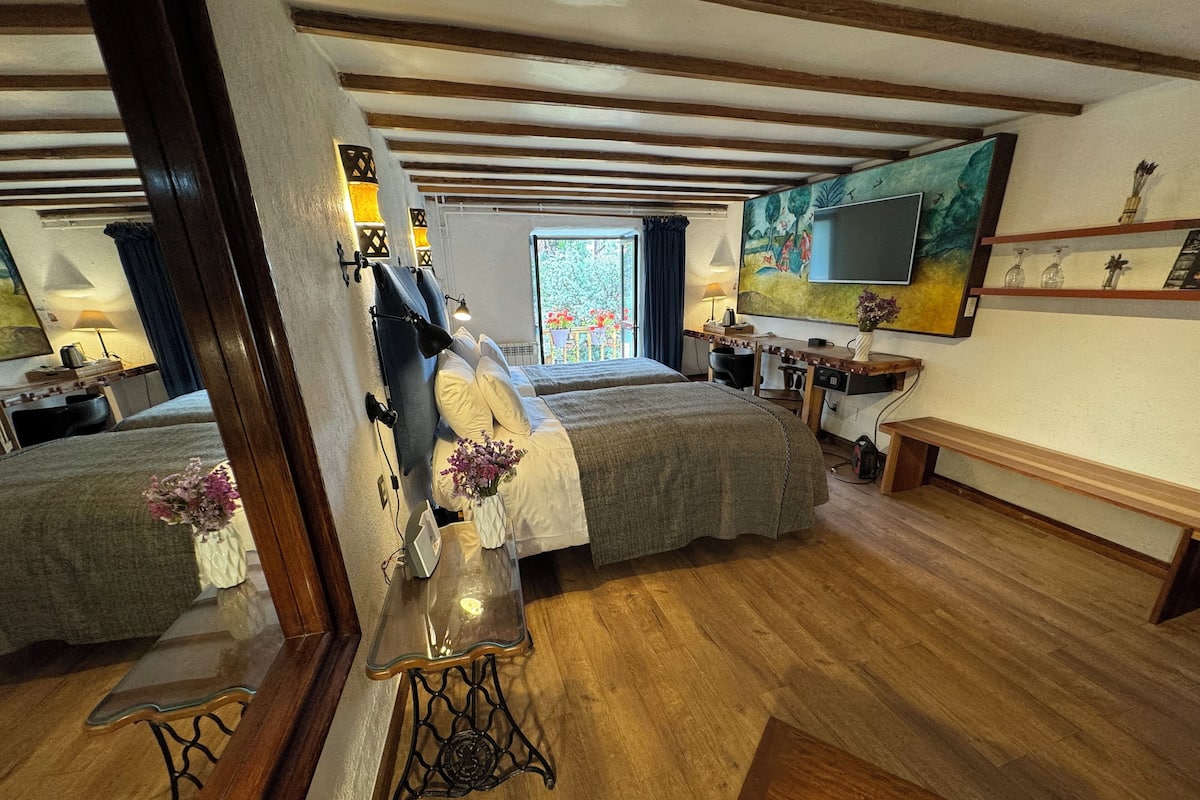 Suite Deluxe, 1 cama de matrimonio grande, bañera, vistas al jardín | 1 dormitorio, ropa de cama de alta calidad, edredones de plumas