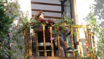 Deluxe Suite, 1 King Bed, Bathtub, Garden View | Balcony