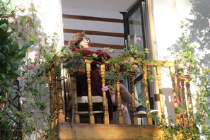 Deluxe suite, 1 kingsize bed, bad, uitzicht op tuin | Balkon