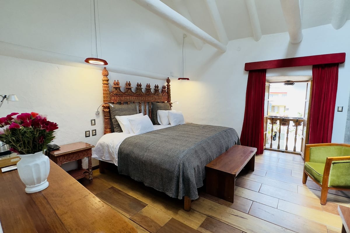 Habitación de diseño, 1 cama de matrimonio grande, vistas a la ciudad | 1 dormitorio, ropa de cama de alta calidad, edredones de plumas