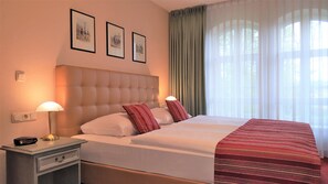Comfort Double Room Single Use | Egyptian cotton sheets, premium bedding, pillowtop beds, in-room safe - Villa Knobelsdorff (Pasewalk)