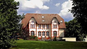 A large, two-story building with a symmetrical facade, multiple windows, and a central entrance. - Villa Knobelsdorff (Pasewalk)