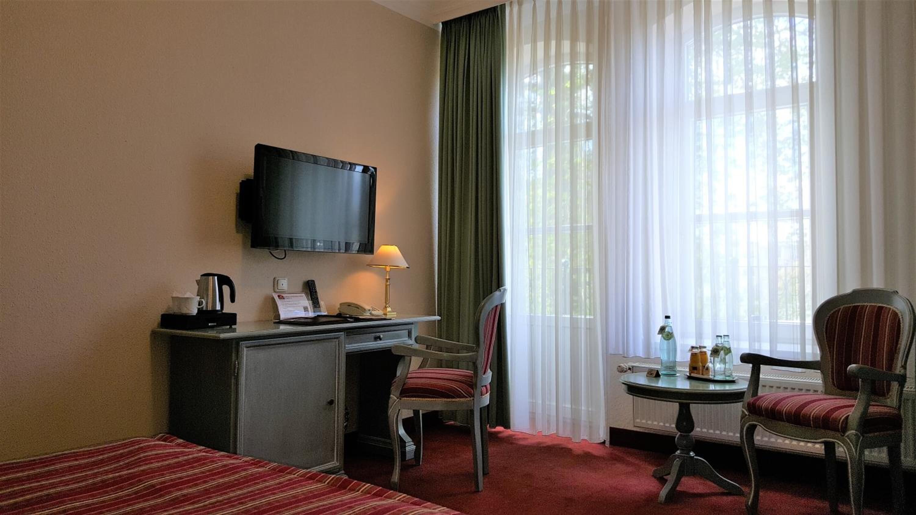 egyptian cotton sheets, premium bedding, pillow-top beds, in-room safe