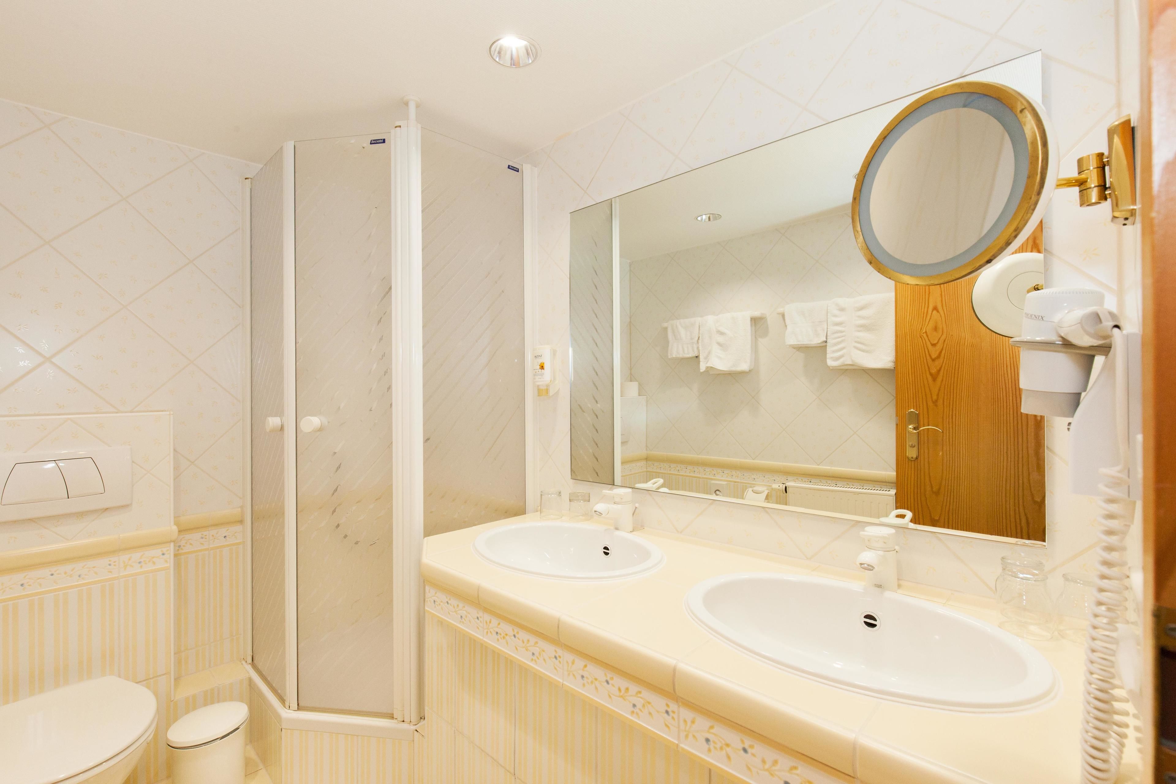 comfort zimmer c | bathroom | free toiletries, hair dryer, towels