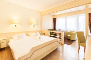 Superior Plus Zimmer B mit Balkon | Hypo-allergenic bedding, down duvets, in-room safe - Landgasthof Hotel Hirsch (Lossburg)