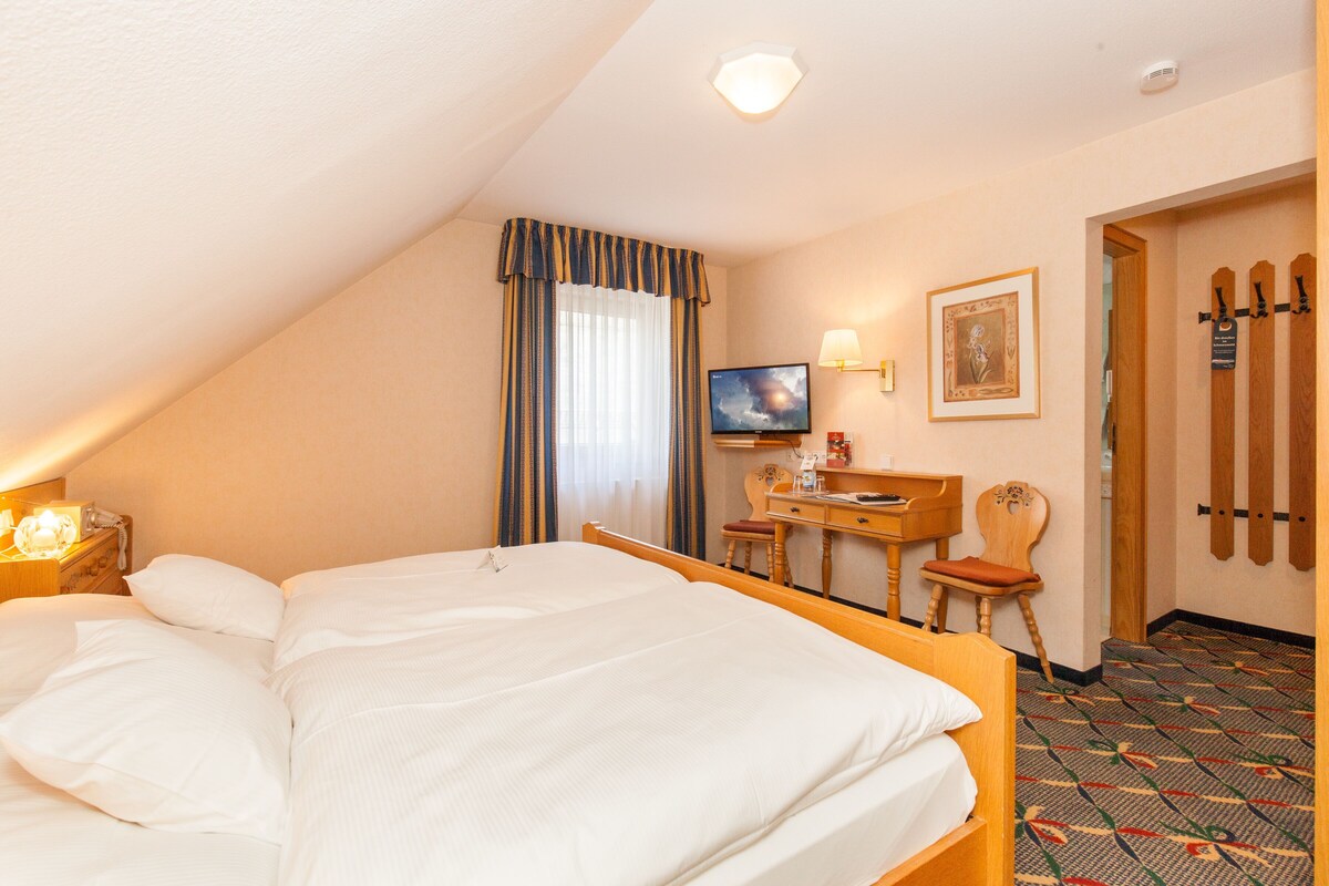 Hypo-allergenic bedding, down duvets, in-room safe, desk