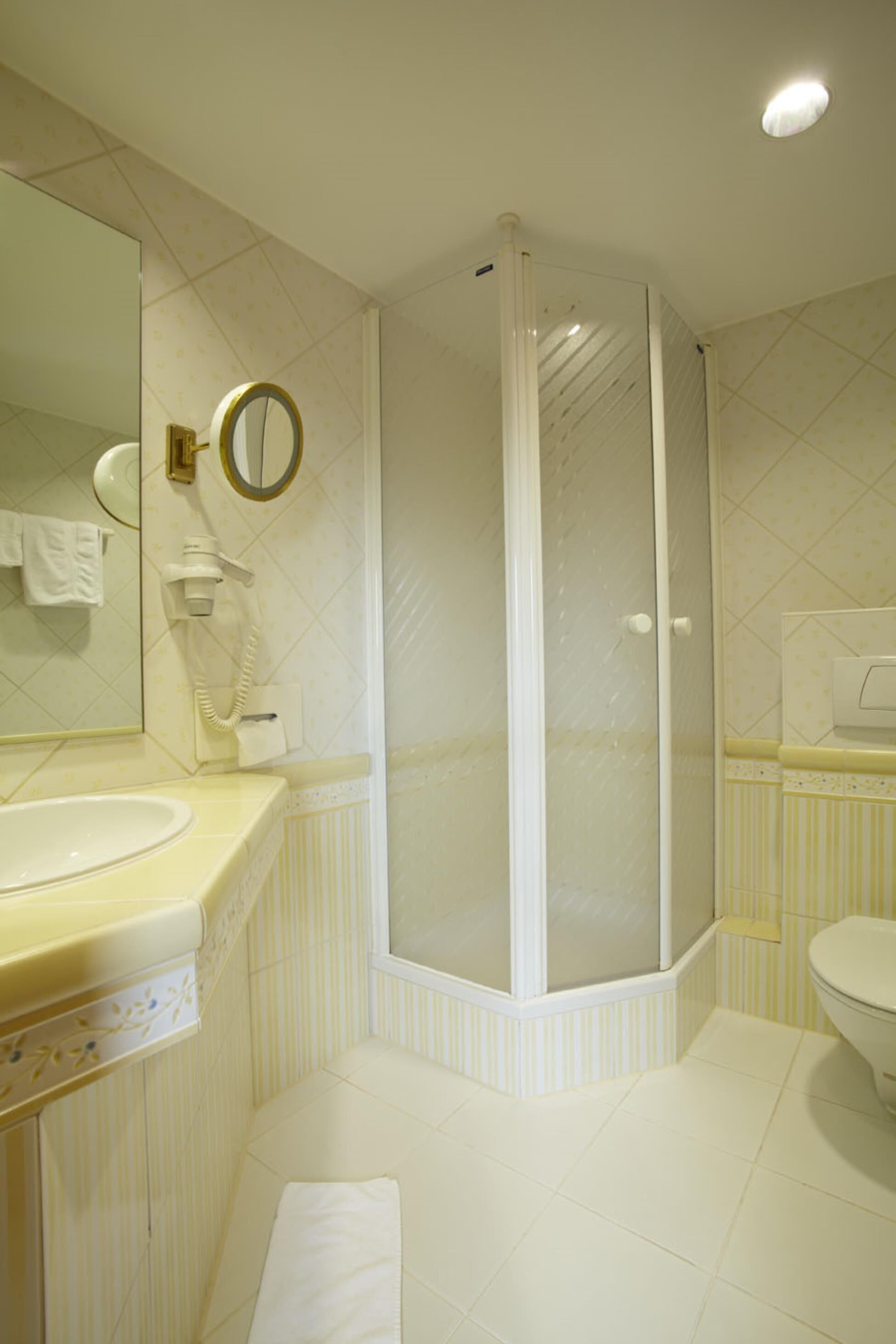 Un baño con ducha, inodoro y lavamanos.