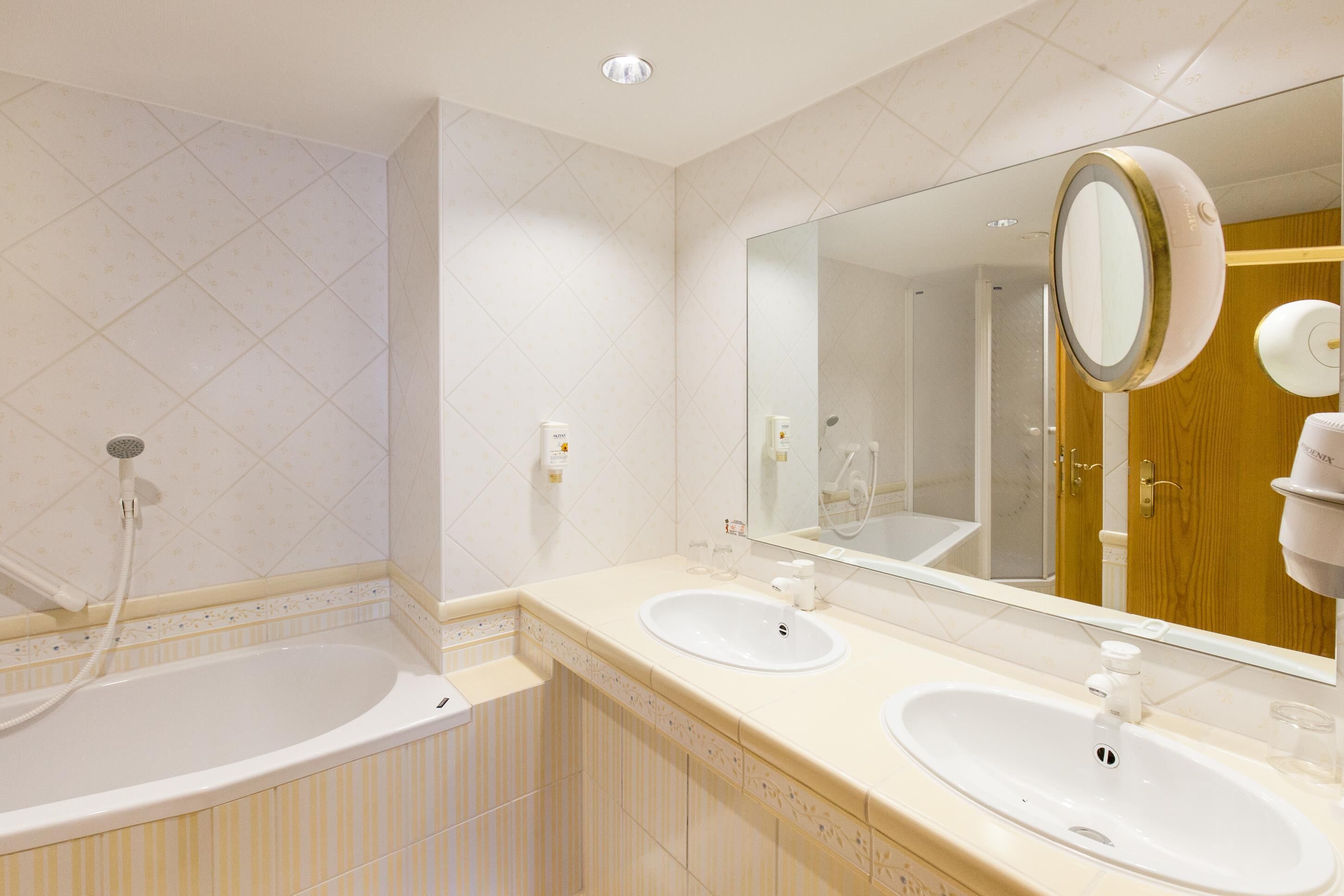 comfort zimmer b | bathroom | free toiletries, hair dryer, towels