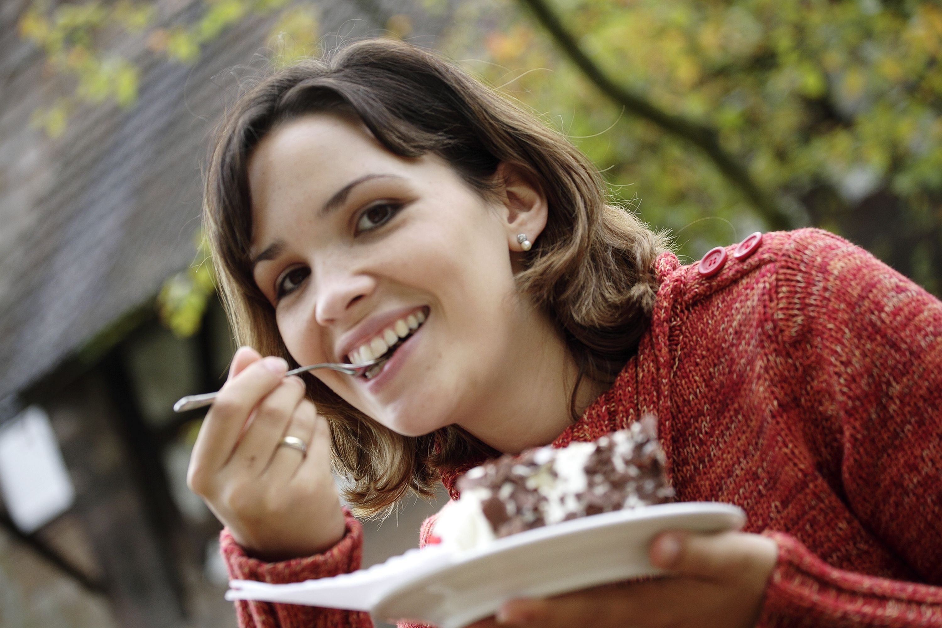 Une personne tenant une assiette avec un dessert.