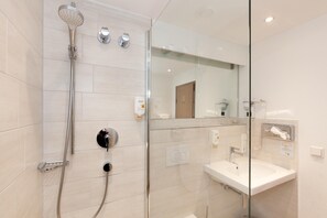 Comfort Zimmer C | Baño | Amenidades de baño gratuitas, secadora de cabello, toallas 