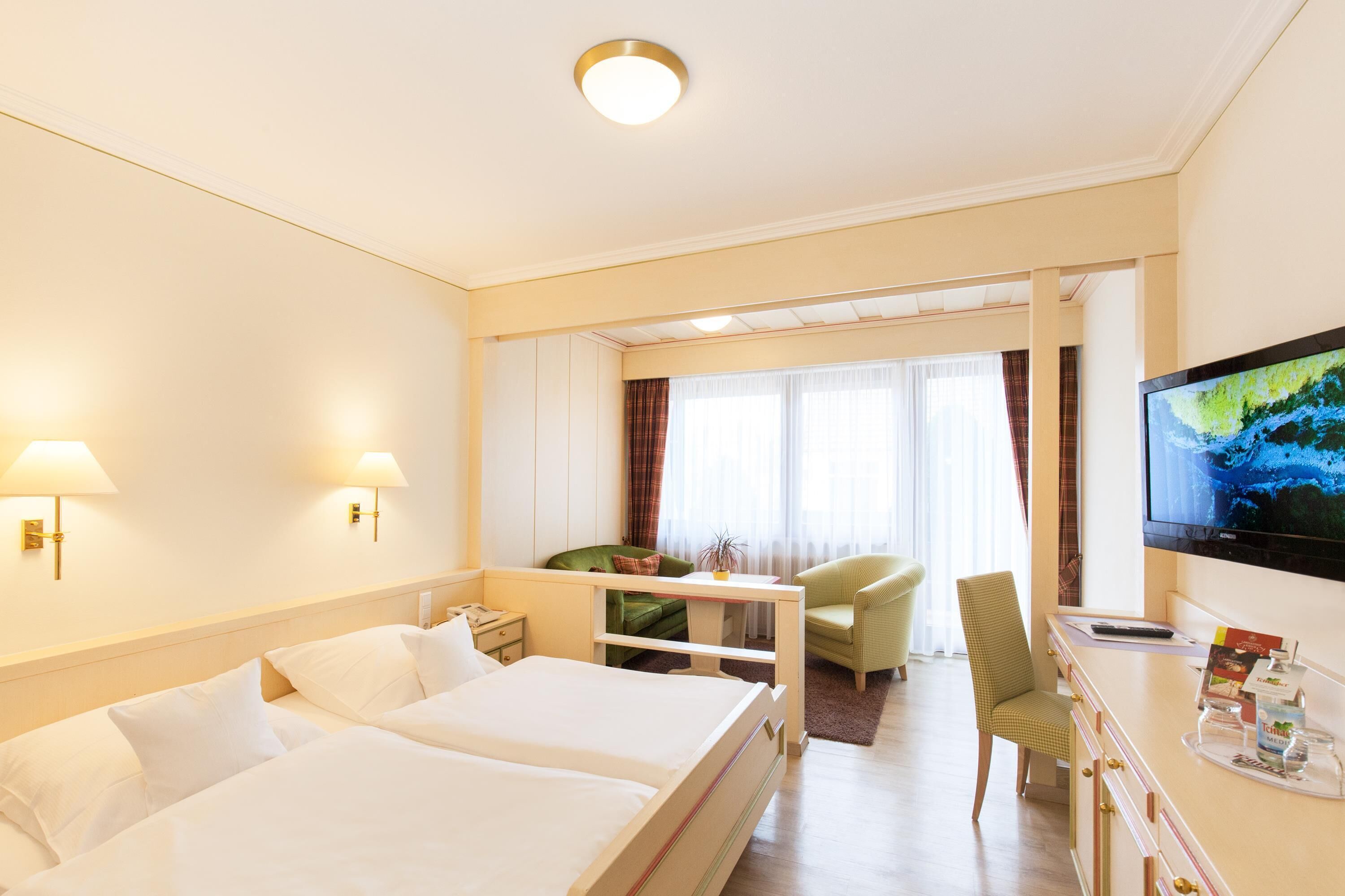 Superior Plus Zimmer B mit Balkon | Allergikerbettwaren, Daunenbettdecken, Zimmersafe, individuell dekoriert