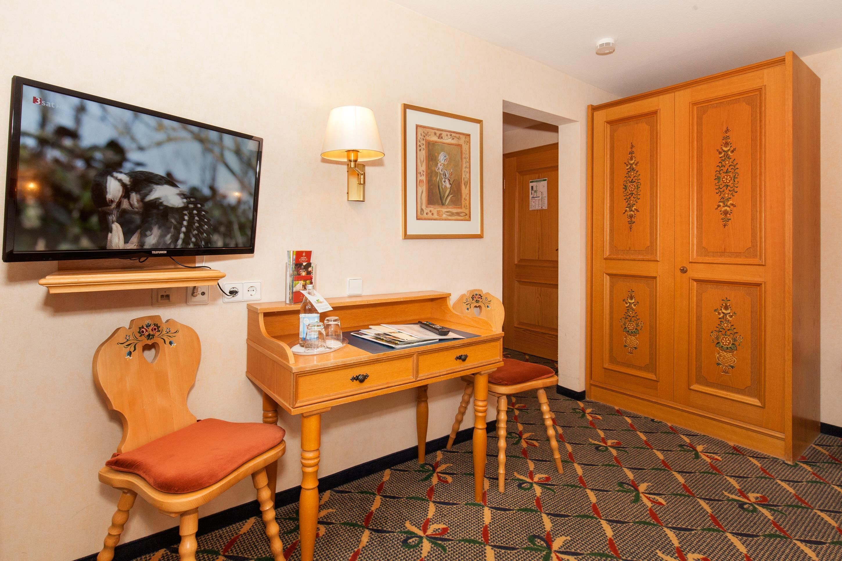 economy zimmer | living area | flat-screen tv