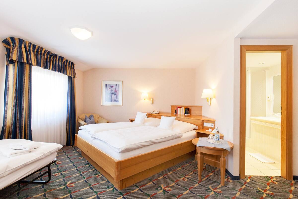 Comfort Zimmer C | Hypo-allergenic bedding, down duvets, in-room safe, desk