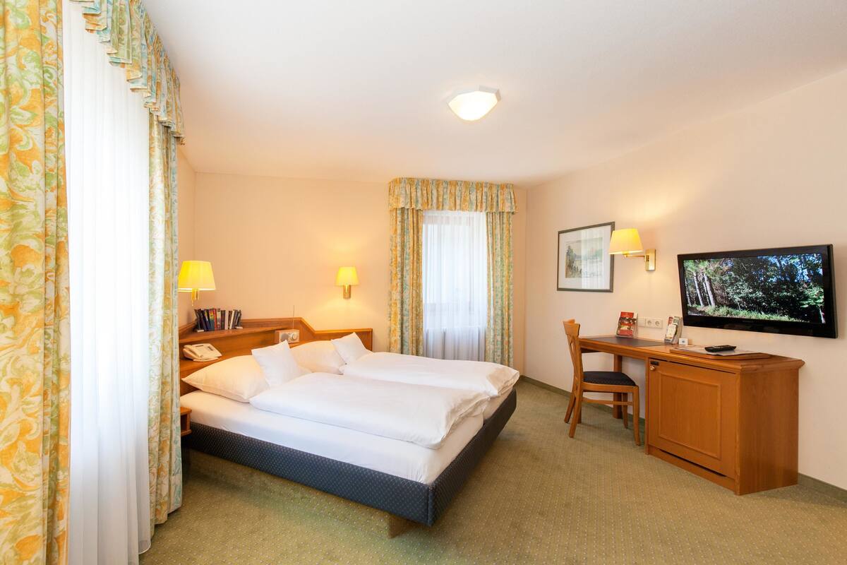 Comfort Zimmer B | Hypo-allergenic bedding, down duvets, in-room safe, desk
