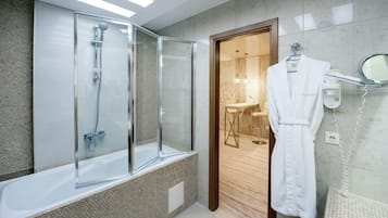 Een minibar, een kluis op de kamer, geluiddichte muren