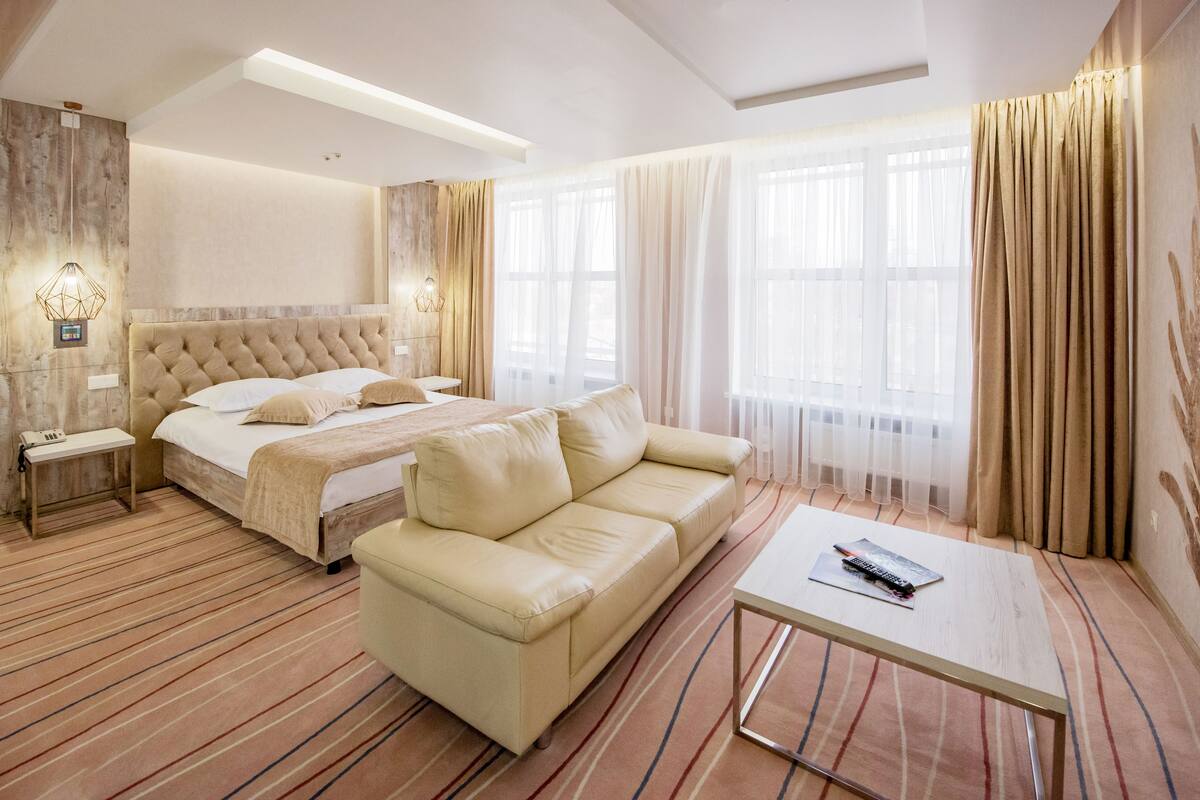 Junior Room | Minibar, in-room safe, soundproofing, iron/ironing board