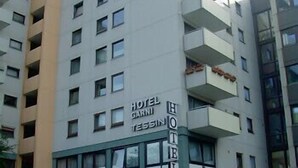 Un immeuble d’hôtel à plusieurs étages, doté de balcons et d’une enseigne indiquant qu’il s’agit de l’hôtel Garni Tessin.