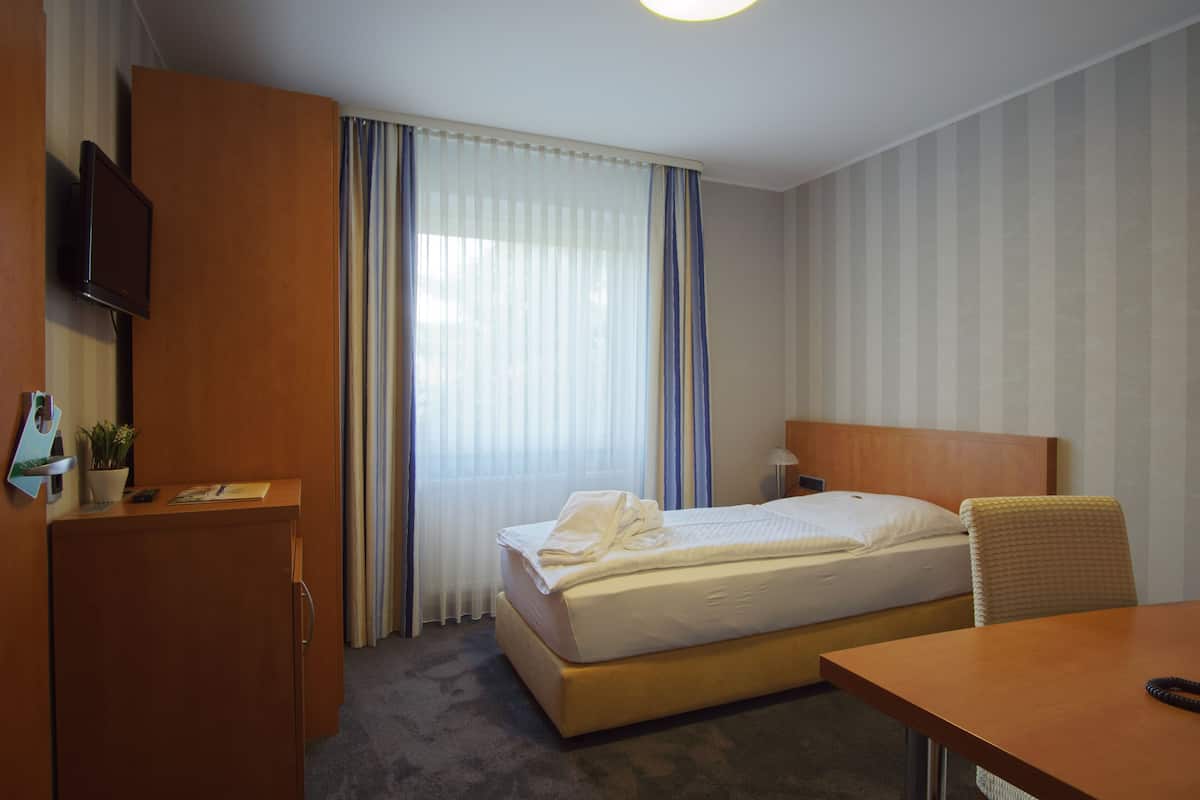 Standard Room | Peralatan tempat tidur hipoalergenik, bar mini, peti besi dalam bilik