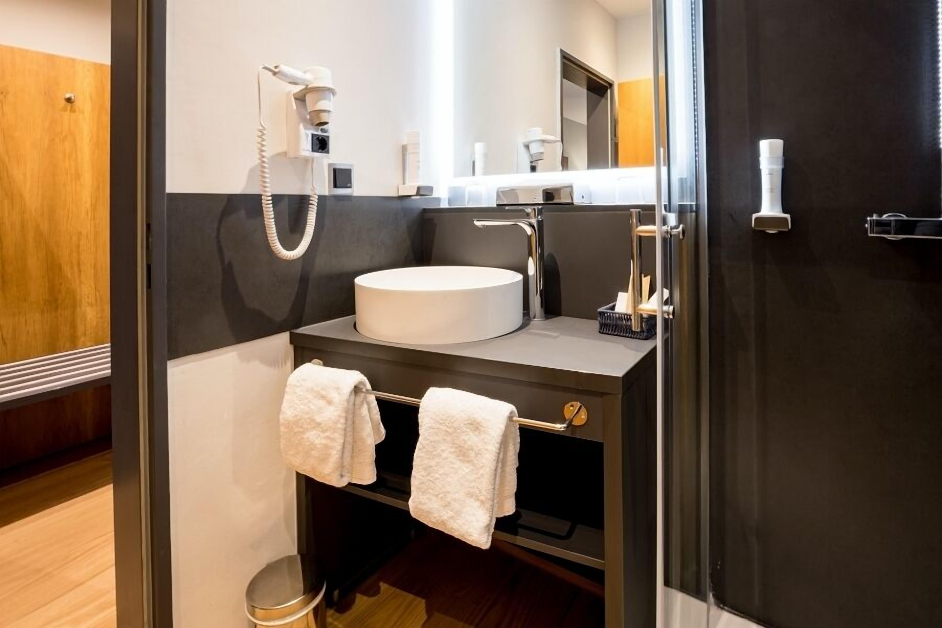 1 bedroom, hypo-allergenic bedding, minibar, in-room safe