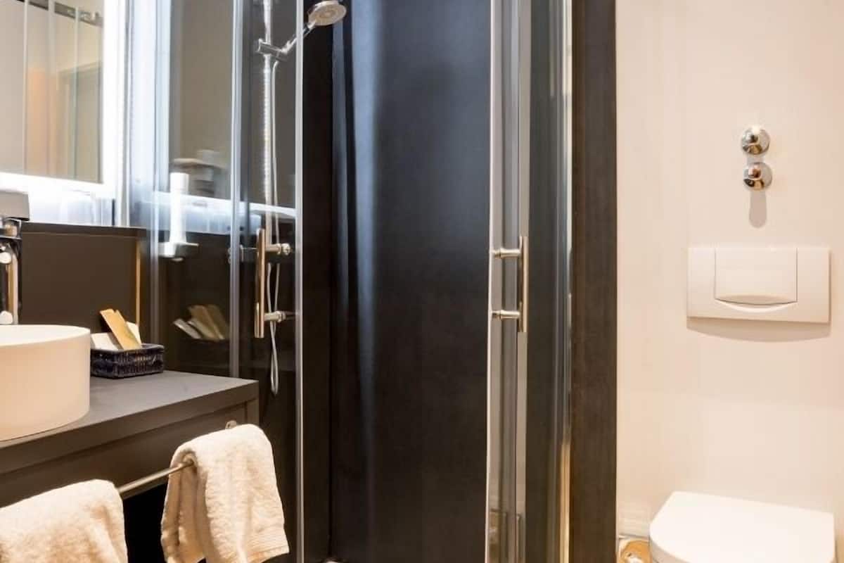 1 bedroom, hypo-allergenic bedding, minibar, in-room safe