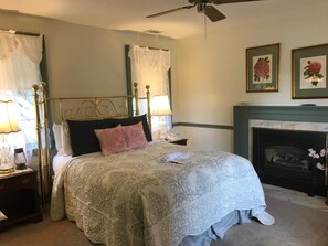 Egyptian cotton sheets, pillowtop beds, individually decorated - Parsonage Inn (St. Michaels)