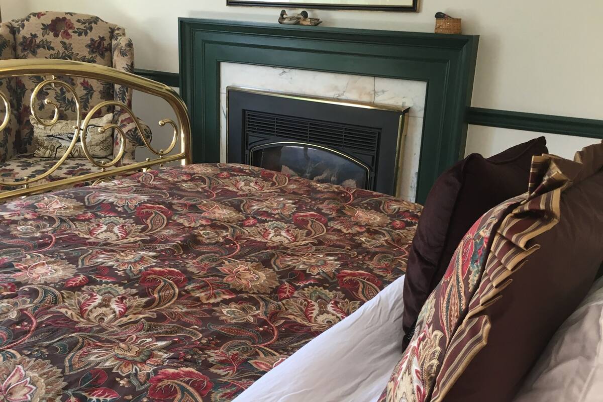Egyptian cotton sheets, pillowtop beds, iron/ironing board, WiFi (free)
