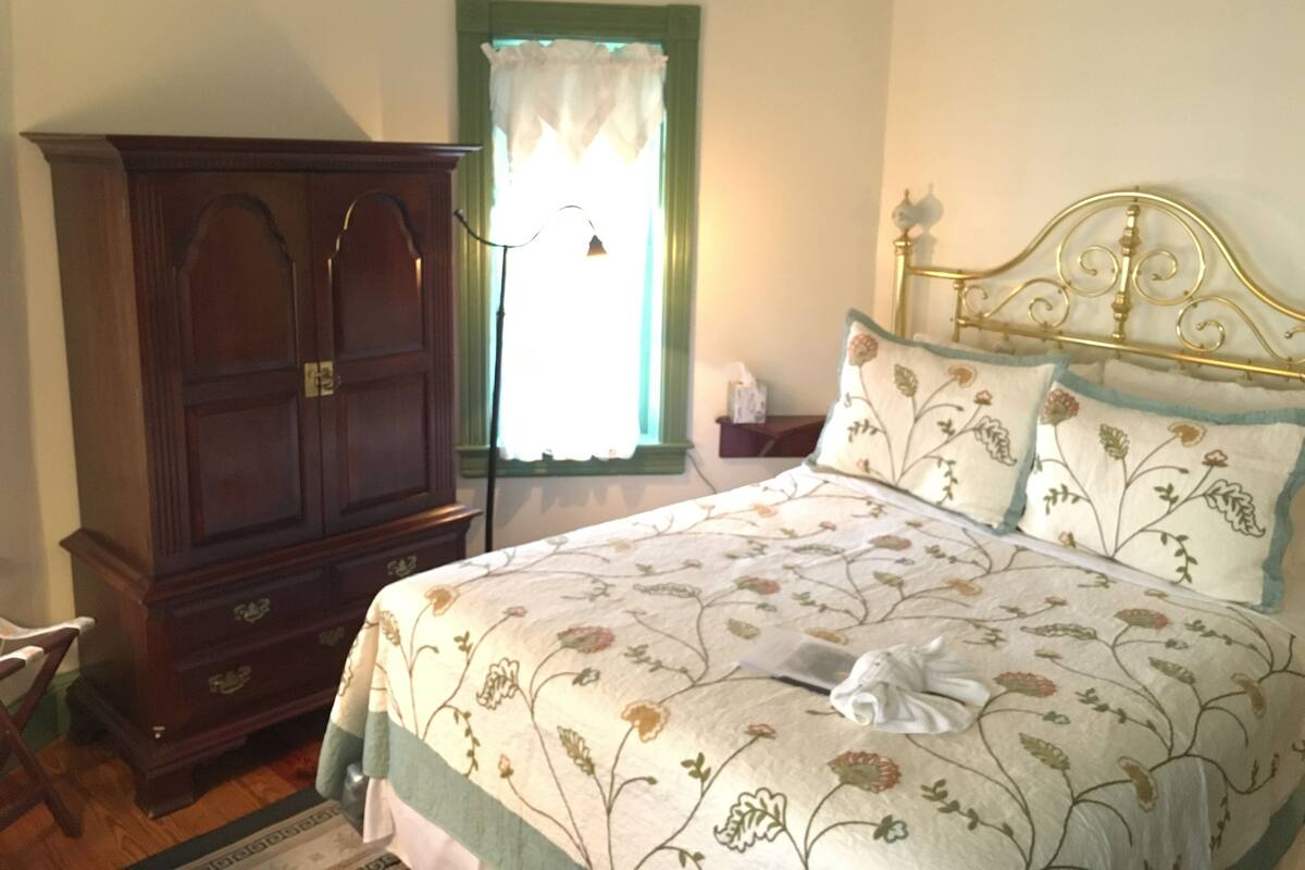 Room #3, Queen | Egyptian cotton sheets, pillowtop beds, iron/ironing board, WiFi (free)