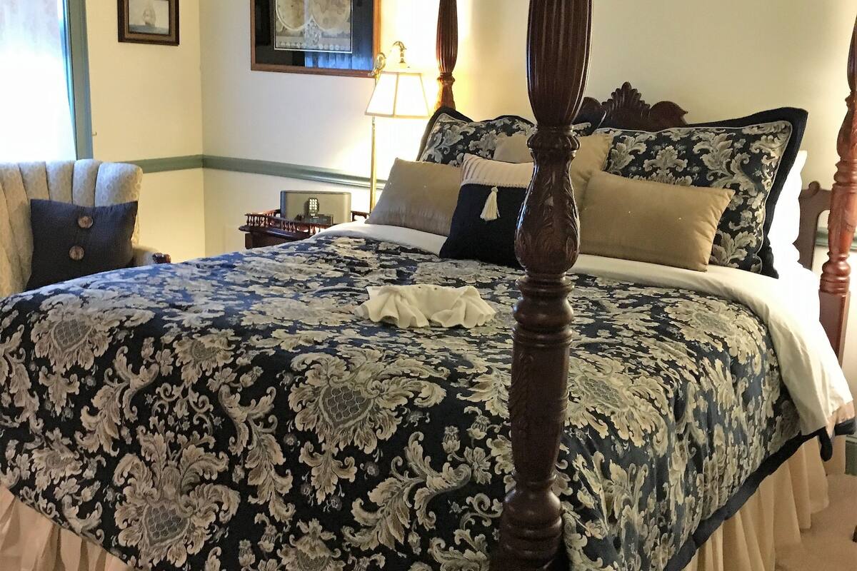 Room #6, Queen with Bathtub | Egyptian cotton sheets, pillowtop beds, iron/ironing board, WiFi (free)