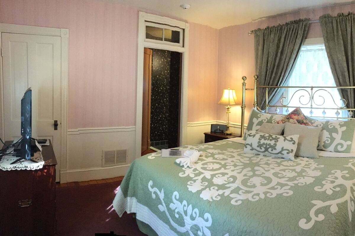 Room #2, King with Balcony | Egyptian cotton sheets, pillowtop beds, iron/ironing board, WiFi (free)