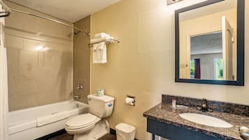 2 camas de matrimonio | Baño | Tina con regadera, secadora de cabello, toallas, jabón