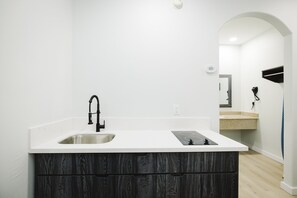 冷蔵庫、電子レンジ、コーヒー / ティーメーカー