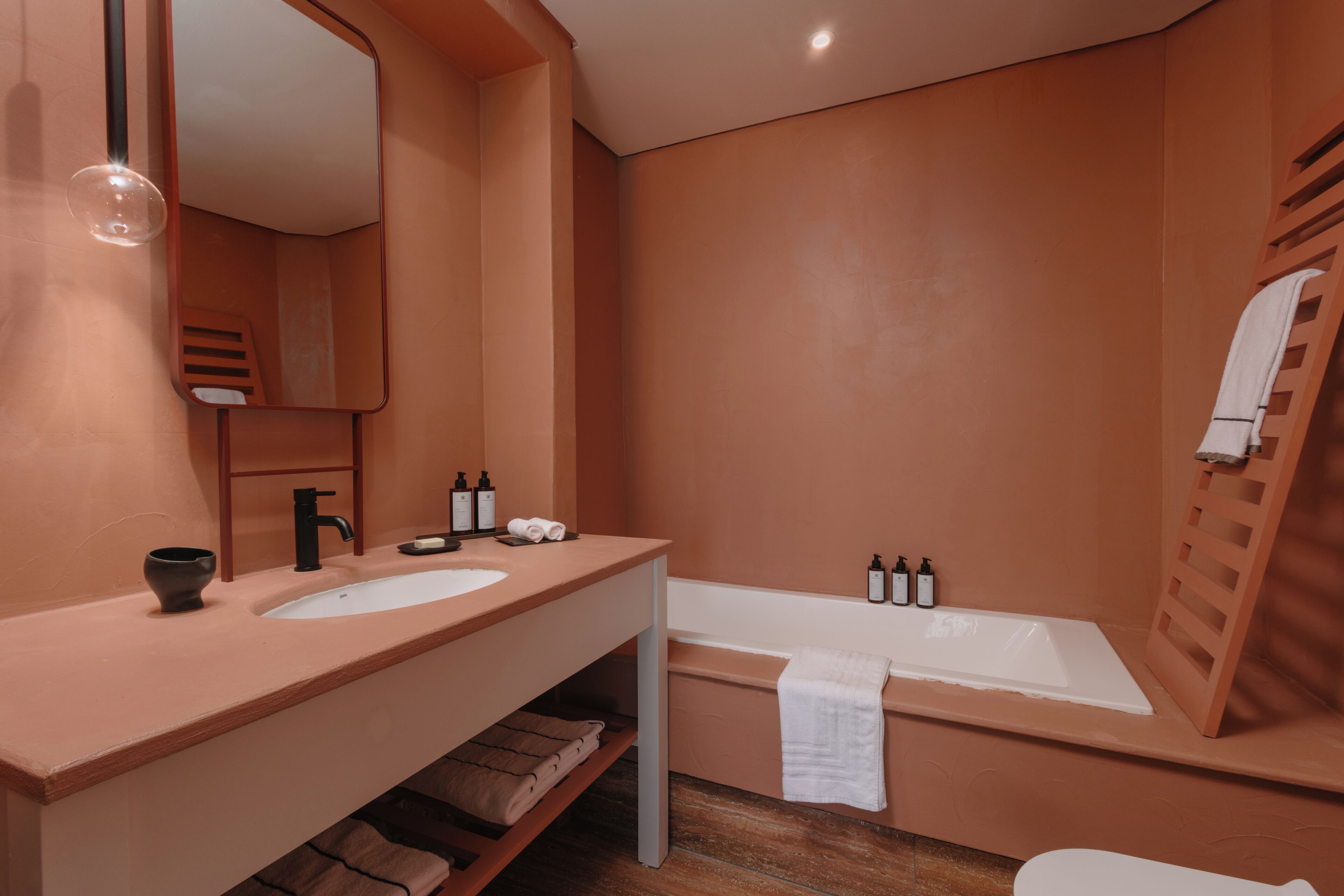Un baño con lavamanos, espejo y bañera.