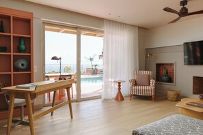 Three Bedroom House | Zona de estar | Una televisión de plasma, una chimenea