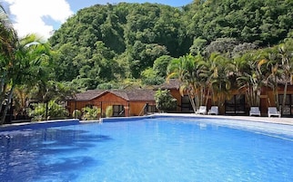 Una piscina al aire libre (de 09:00 a 18:00), tumbonas