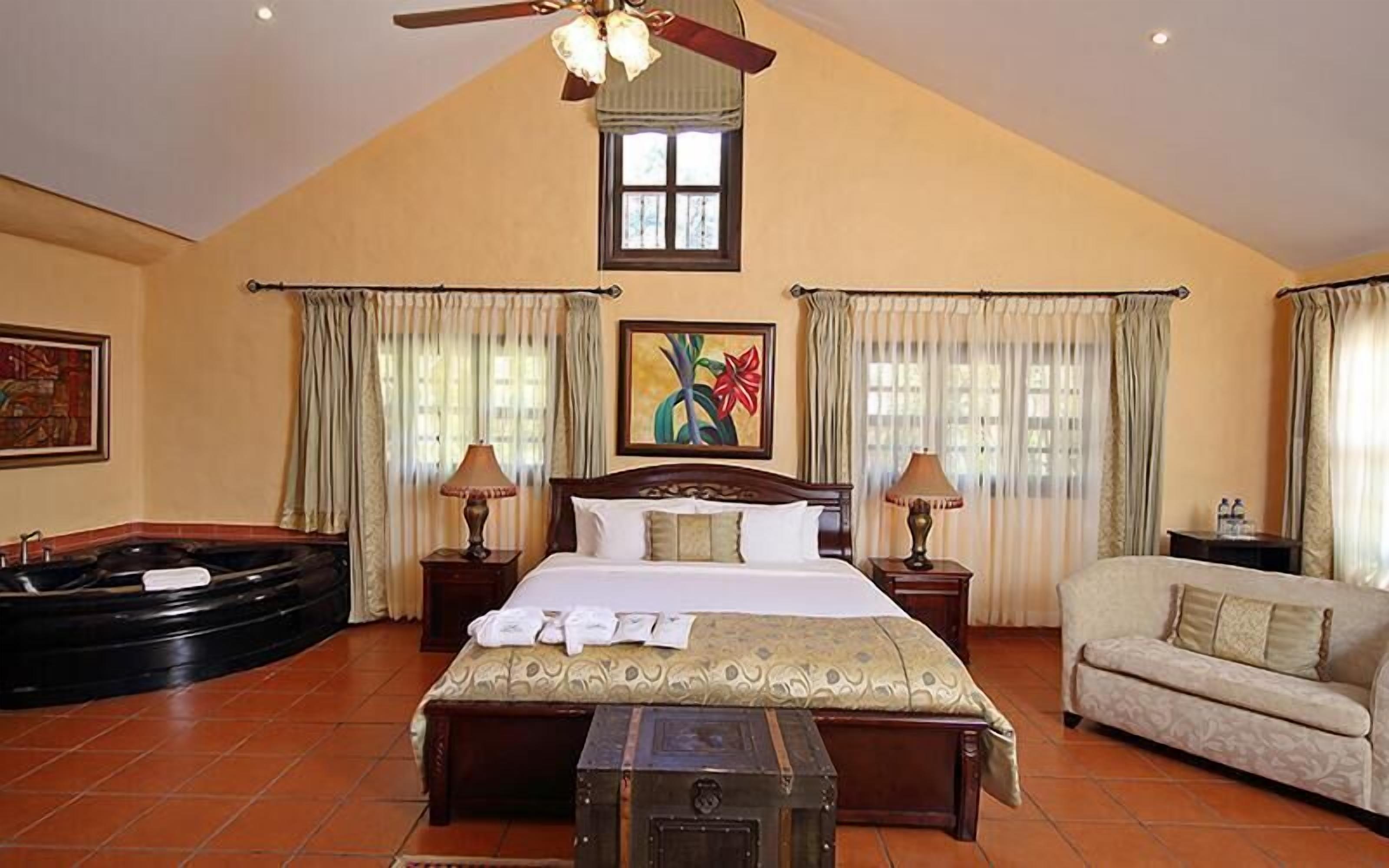 Suite, 1 cama King size | Ropa de cama de alta calidad y caja de seguridad en la habitación 