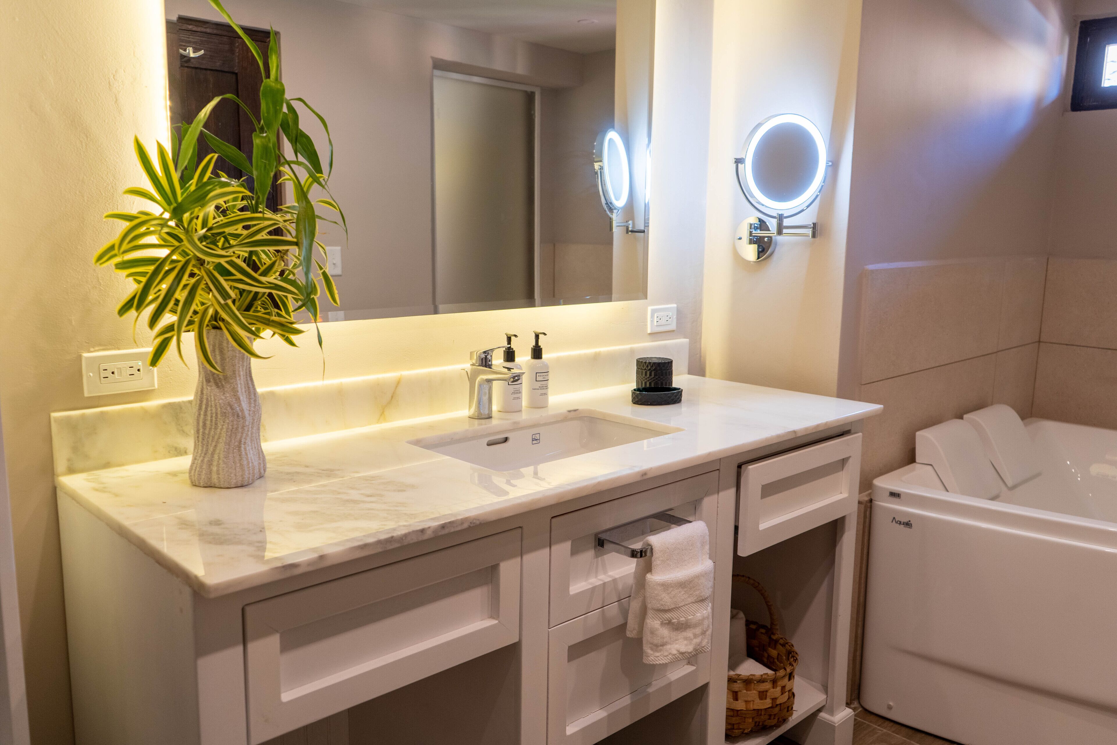 suite, 1 king bed | bathroom | free toiletries, hair dryer, towels, soap