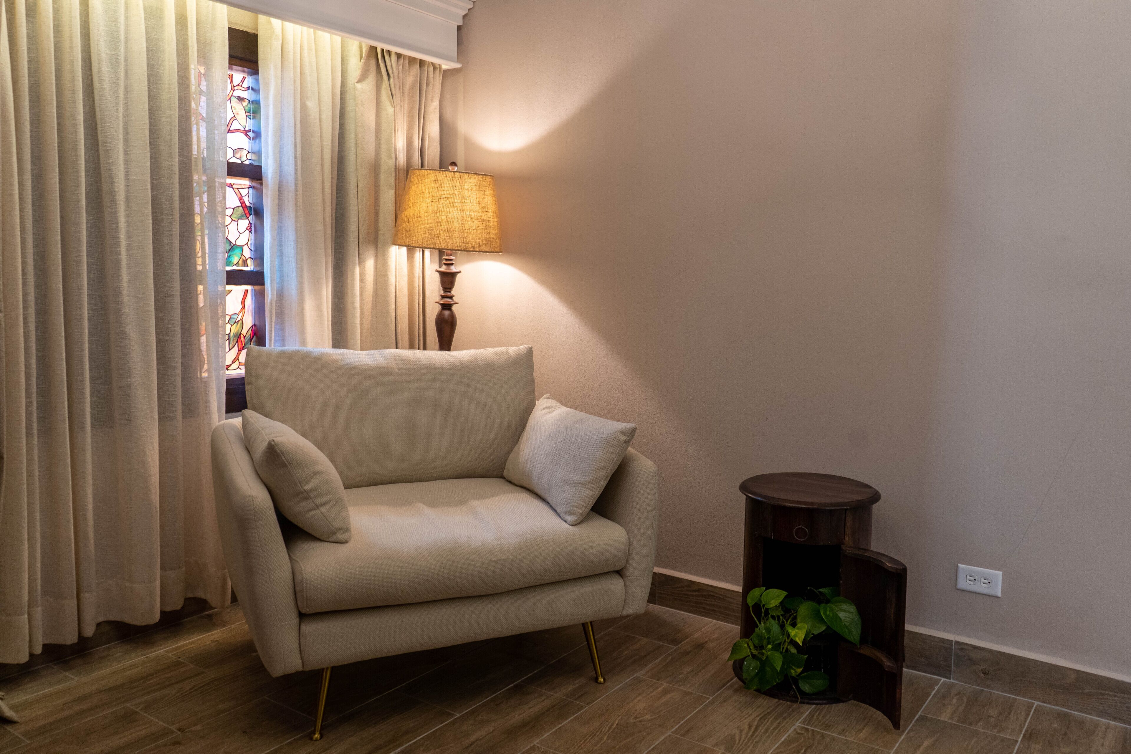 suite, 1 king bed | living area | lcd tv