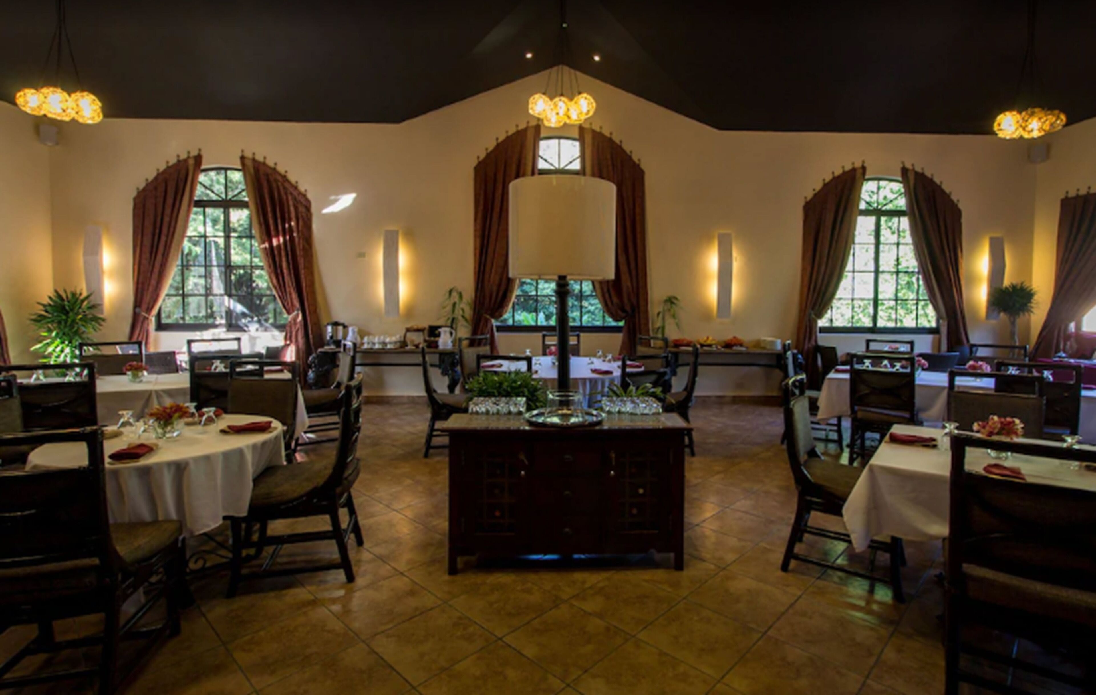 2 restaurants, breakfast, lunch, dinner served; international cuisine