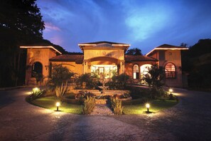 Couples treatment room(s), sauna, Turkish bath/hammam, body treatments