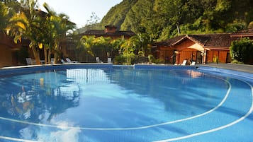Alberca al aire libre, acceso de 09:00 a 18:00, y camastros