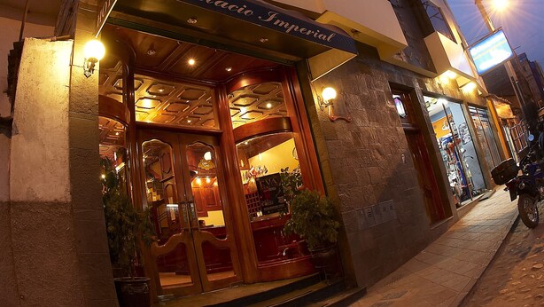 A hotel with a prominent entrance, large windows, and a sign reading "Palacio Imperial." - HOTEL MABEY CUSCO (Cusco)