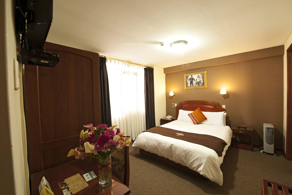 Standard Single Room, 1 Double Bed | In-room safe, desk, bed sheets