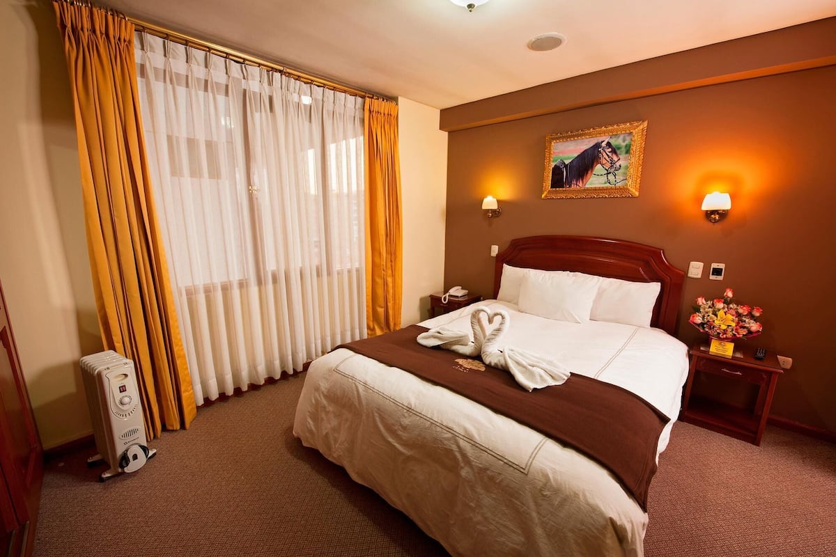 In-room safe, desk, bed sheets