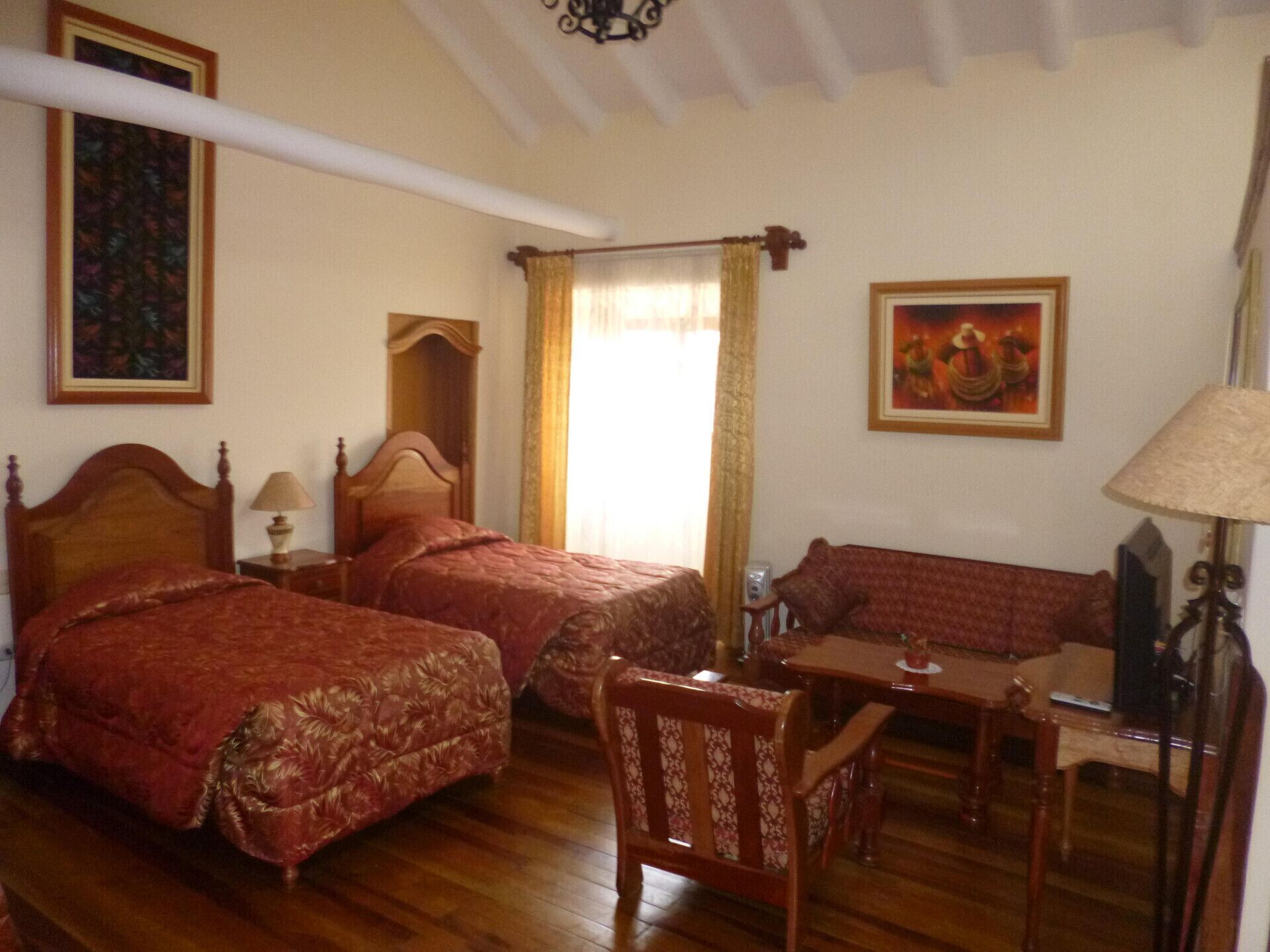 Caja fuerte, escritorio, tabla de planchar con plancha y wifi gratis