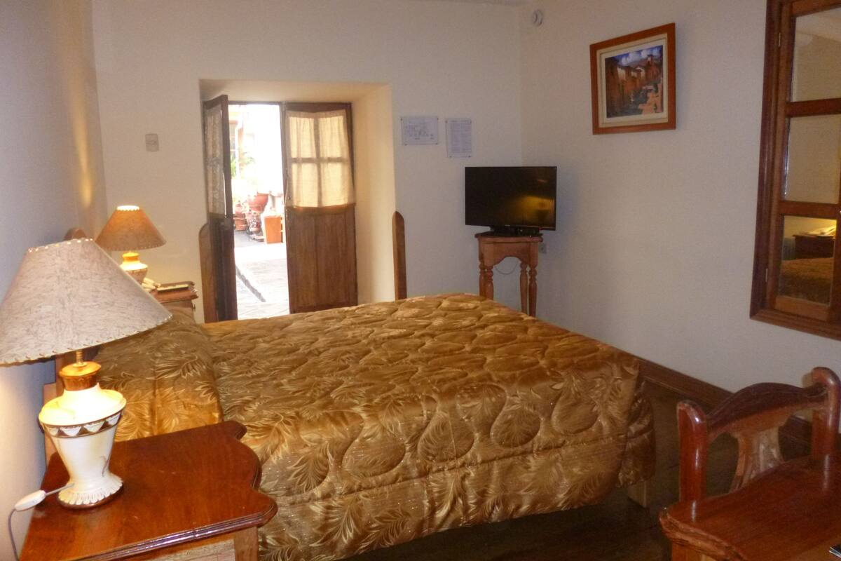 Caja de seguridad en la habitación y escritorio 