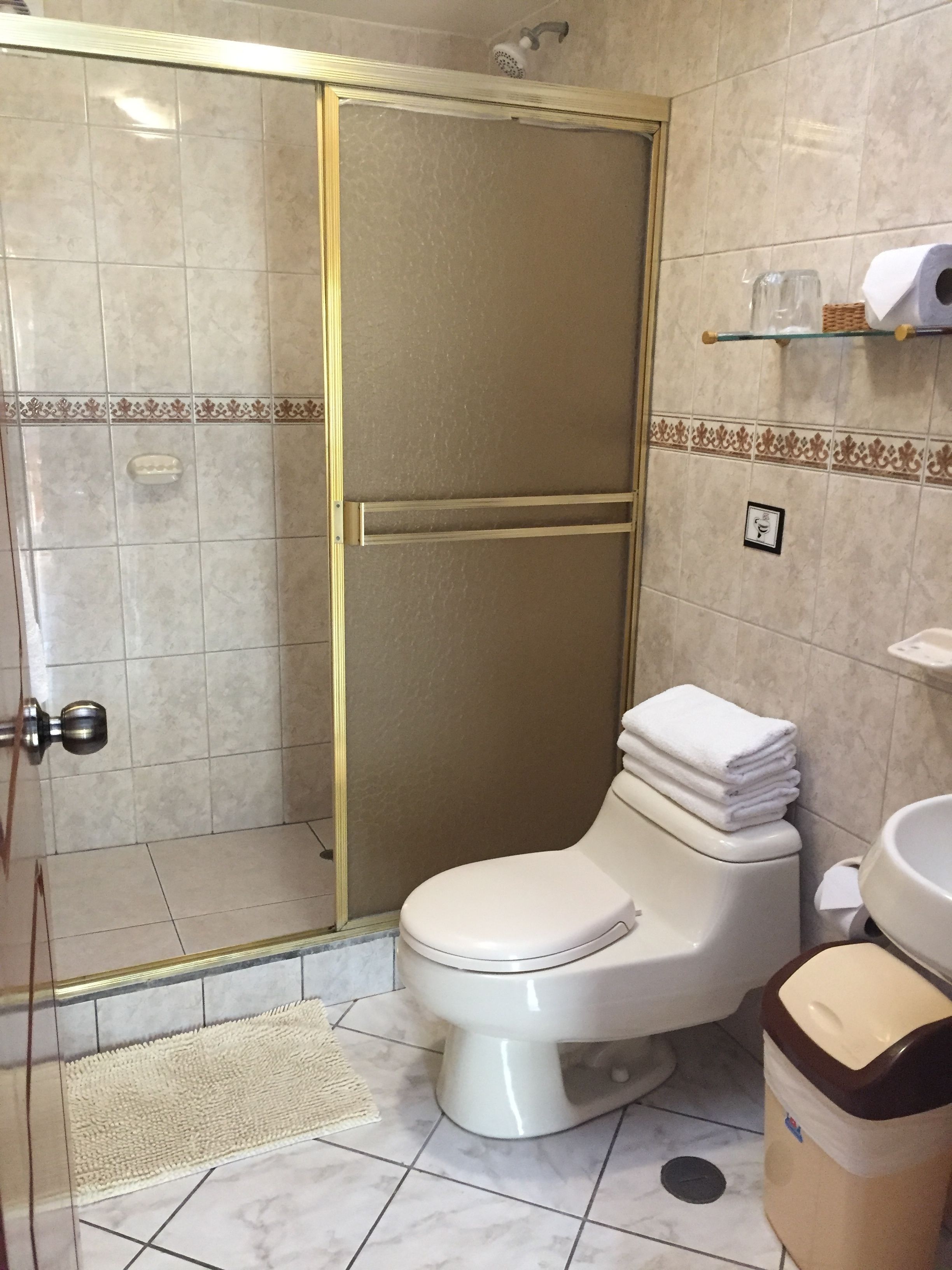 economy triple room | bathroom | shower, free toiletries, towels